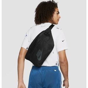 nike large black fanny pack